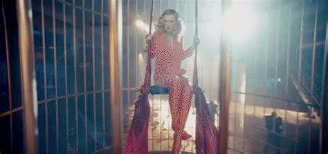 Sep 21, 2017 · The ‘Reputation’ era has granted us a brand new version of Taylor Swift who apparently loves to sit on high-hanging swings inside birdcages. In the second release of BTS clips, Taylor Swift gives us a sneak peak into how The Birdcage scene was shot in LWYMMD video. 